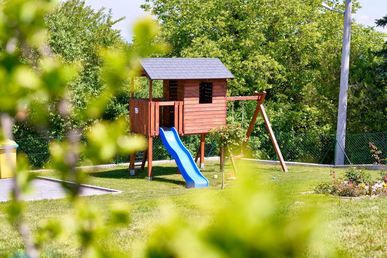 Villa Cvetkova Hiza Sa Jacuzzijem Tuheljske Toplice Exterior foto